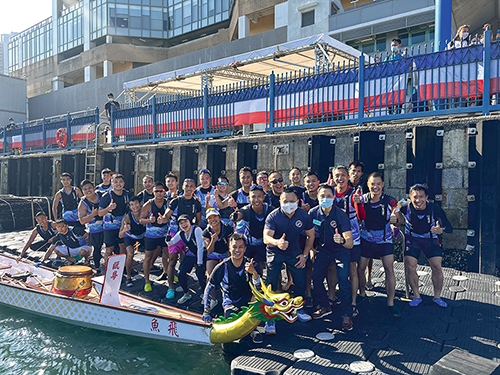 The Marine Police Dragon Boat team held a Dragon Boat Cross Harbour Charity Parade in November, in which it invited other teams to paddle dragon boats together from Kowloon Public Pier to the Marine Headquarters in Sai Wan Ho. The event symbolised Marine Region's partnership with the community in safeguarding Hong Kong waters.