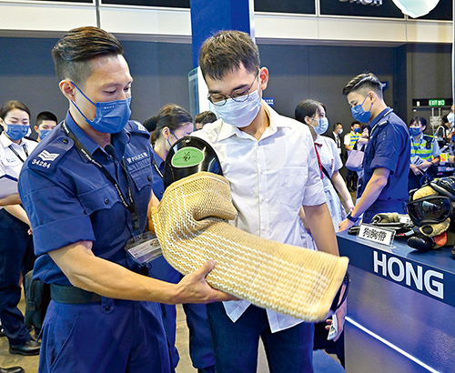 招募組人員在每年一度的「教育及職業博覽」向參觀者講解警隊的日常工作和裝備。