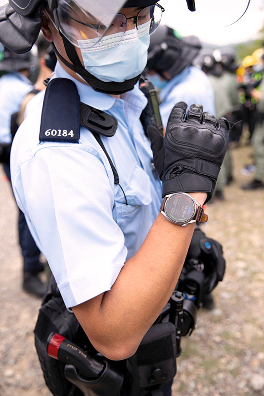 東九龍總區機動部隊人員在代號「凌宇」的跨部門重大事故演習中使用R-Watch和R-Cam協助搜救工作。