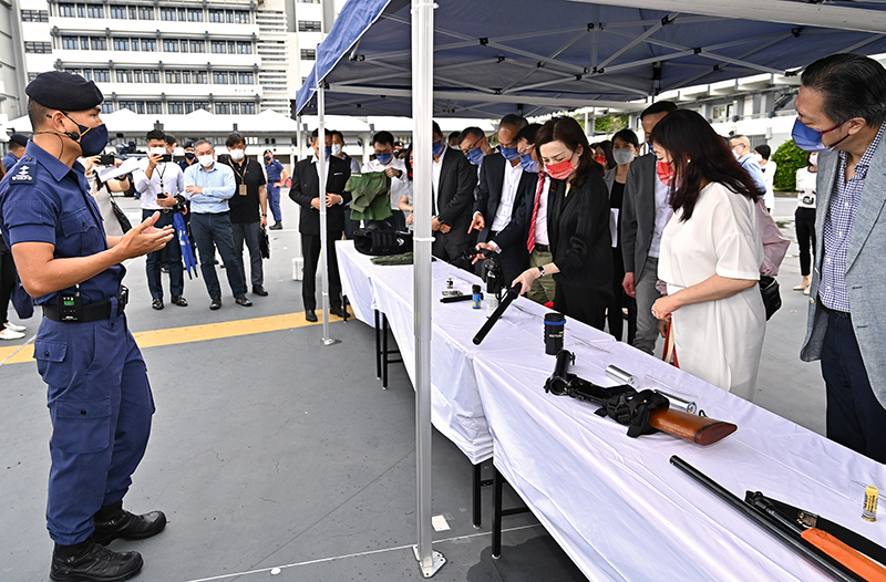 監警會代表探訪警察機動部隊總部，人員向他們展示新式個人防護裝備及低殺傷力武器。