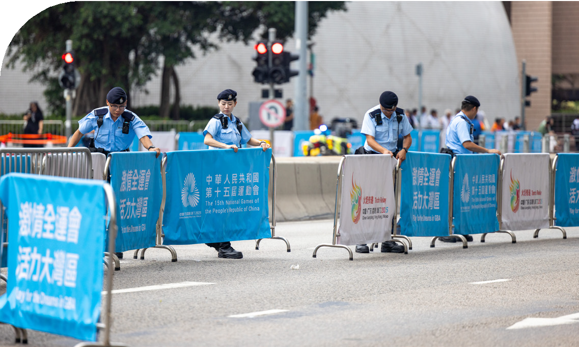 When the society faces adversity, police officers always stand at the forefront, safeguarding the public with professionalism and profound courage.