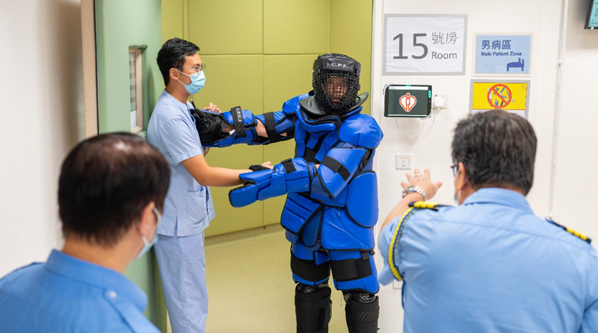 The Operations Wing of Kowloon West Region held an exercise on handling a violent patient with medical staff at Kwong Wah Hospital in August.