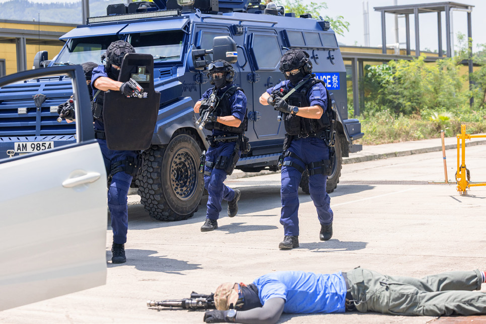 The Emergency Unit of New Territories South conducted inter-departmental counter-terrorism and major incident exercises, codenamed FLYINGEAGLE, YELLOWFORTRESS and RAINARROW, at Penny’s Bay on August 8. The exercises aimed to enhance the coordination and response capabilities among relevant government departments and stakeholders in dealing with emergencies during the 15th NG.