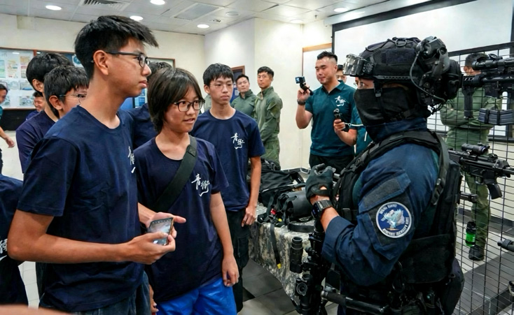 On August 21 and 22, the Emergency Unit of New Territories South organised an experience day camp. Officers from the Airport Security Unit introduced their work and equipment to the participants.
