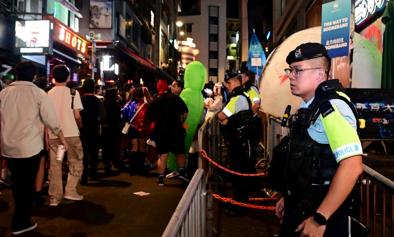 In late October, Central District conducted a Halloween crowd management operation in the vicinity of Lan Kwai Fong, which facilitated pedestrian flow and maintained order at the scene.