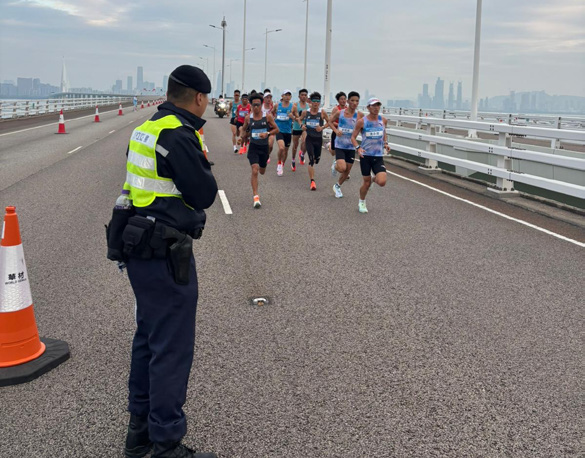 Officers from New Territories North Region performed duties along the Shenzhen Bay Bridge, ensuring that the marathon event of the 15th NG proceeded safely and smoothly.