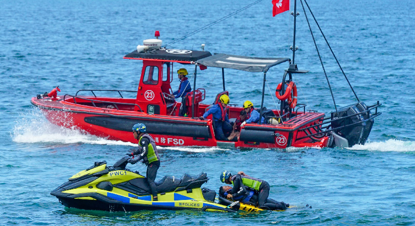 Marine Outer Waters District held the Sea Safety and Community Engagement Seminar 2025 at the Ma Liu Shui Marine Police Base on July 17, and conducted a search and rescue demonstration jointly with the Fire Services Department.