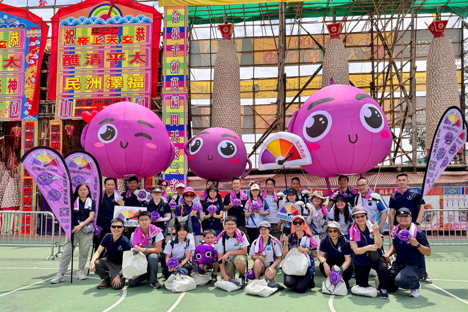 The giant anti-scam mascot The Little Grape and Scameter conveyed anti-scam messages to the public during the Cheung Chau Jiao Festival’s ‘floating colours' parade.