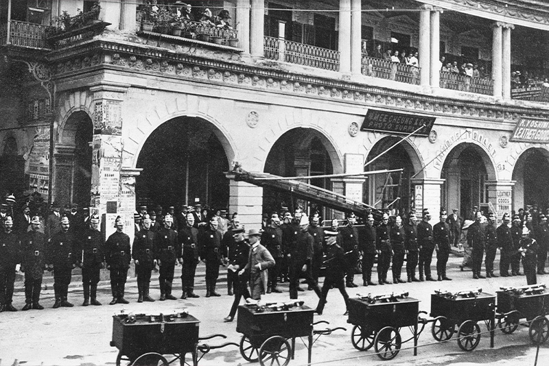 消防隊在中環舉行檢閱儀式，1920年代 。