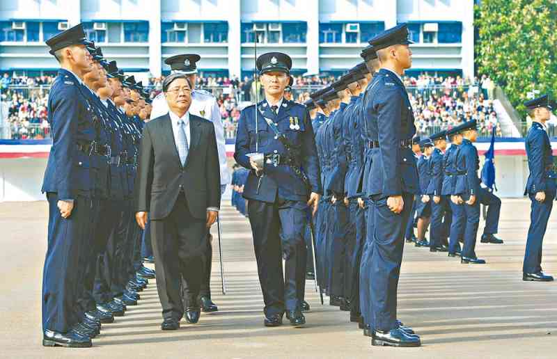 吳榮奎檢閱警察學院結業會操。