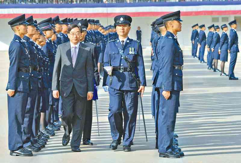 食物及衛生局局長高永文檢閱警察學院結業會操。