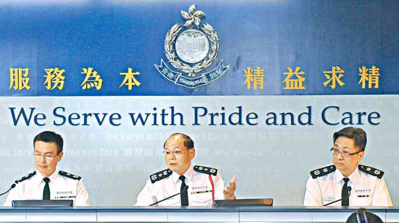 Mr Tsang meets the media with Deputy Commissioner (Management) Ma Wai-luk and Deputy Commissioner (Operations) Lo Wai-chung