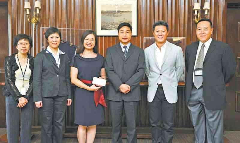 何国聪（右二）及陆惠珠（左三）感谢警队成员及支持者的捐款。