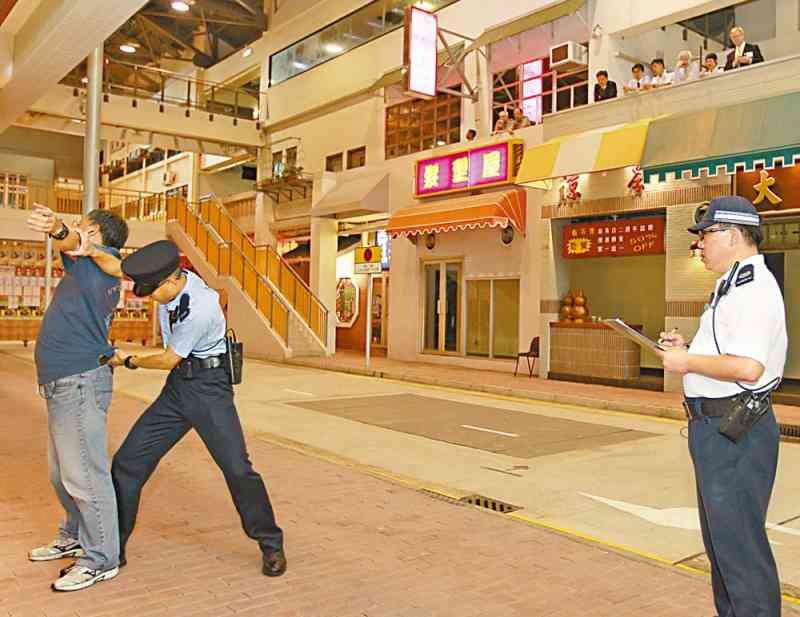 香港学术及职业资历评审局的评审小组参观学警的实习考试。