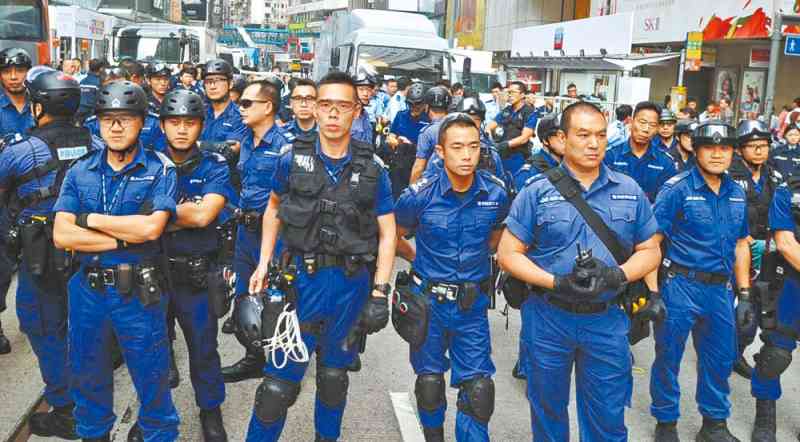 行政長官感謝警隊表現卓越，處長讚揚人員百折不撓。