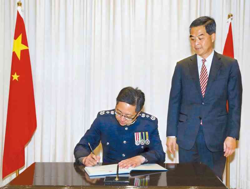 處長早上在行政長官梁振英面前宣誓就任，並在《主要官員的誓言》上簽名。