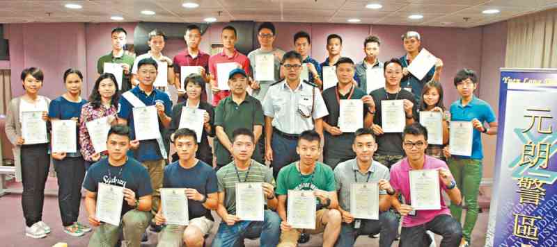霍樂生向完成尼泊爾語言課程的學員頒發畢業證書。