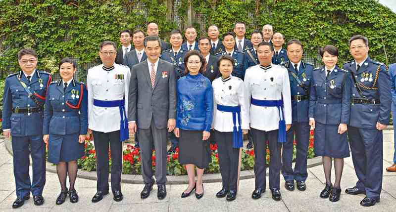 行政長官梁振英伉儷和處長盧偉聰與獲頒授勳銜人員合照。