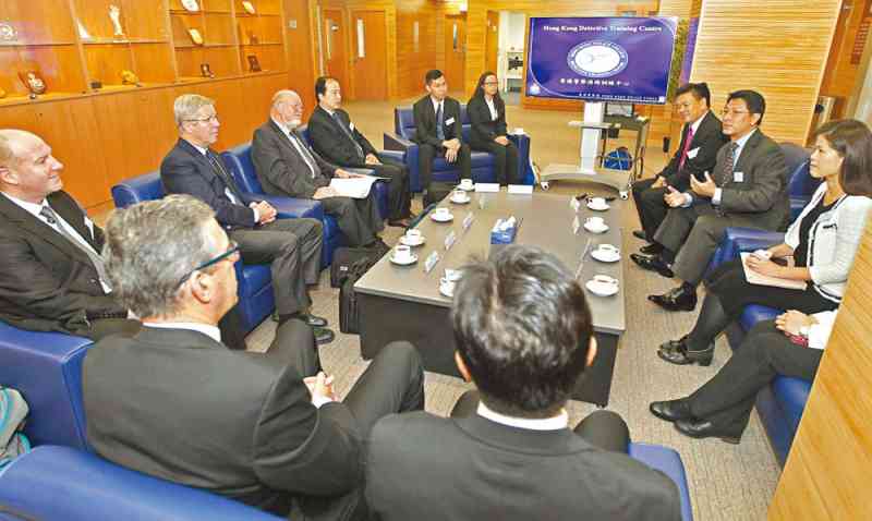 警察学院管理层与国际评审小组会面。