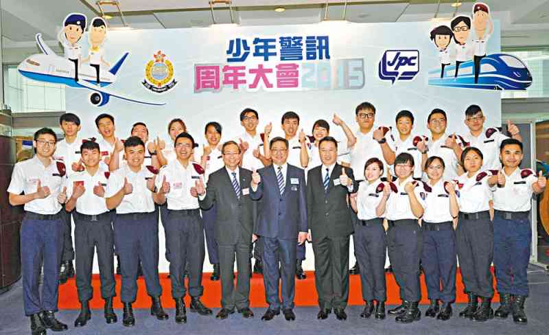 Mr Lai (left), Mr Lo (centre) and CSP Au praise JPC Advanced Leaders for their contributions