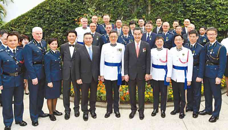 Mr Leung (fifth from right, front row) and Commissioner Lo Wai-chung (sixth from right, front row) congratulate the police awardees