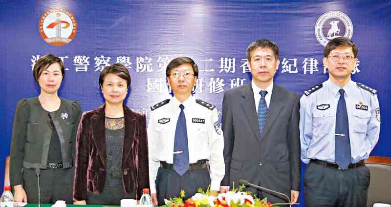 刘赐蕙（左二）出席第十二期国情研修班的结业典礼和欢送晚宴。