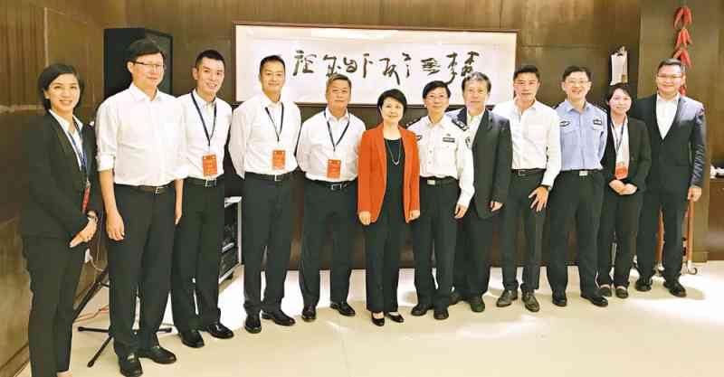 Ms Lau Chi-wai (sixth from left) and some delegates meet their counterparts of Zhejiang Police College