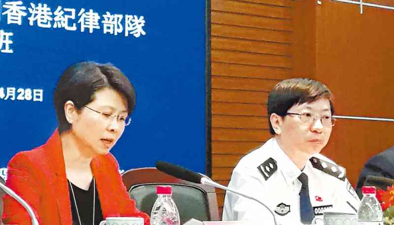 刘赐蕙（左）与新任浙江警察学院院长丁宏主礼开班典礼。