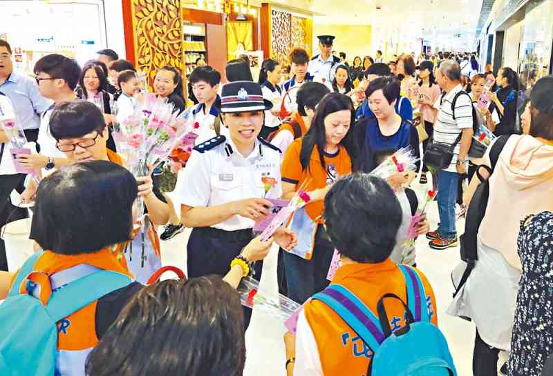 Ms Mak Wai-man leads stakeholders to distribute flowers and Mother's Day cards to the others