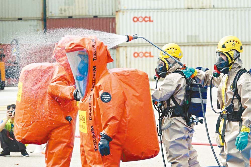 Emergency Unit of New Territories South Region, Uniform and Crime officers of Kwai Tsing District and the Fire Services Department handle a chemical leakage at the container terminal. After the area is declared safe, a quantity of firearms and chemicals are seized from a container.
