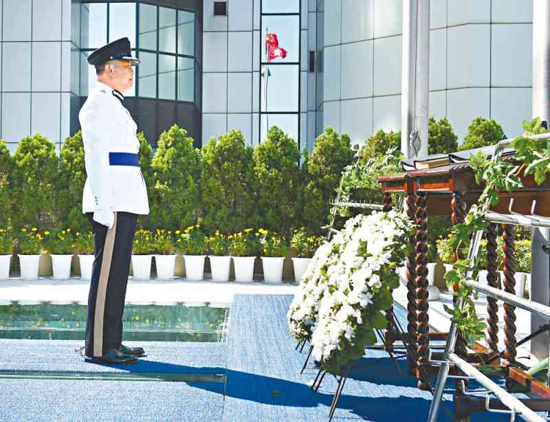 Mr Yang pays tribute to fallen officers after laying the Auxiliary Force wreath