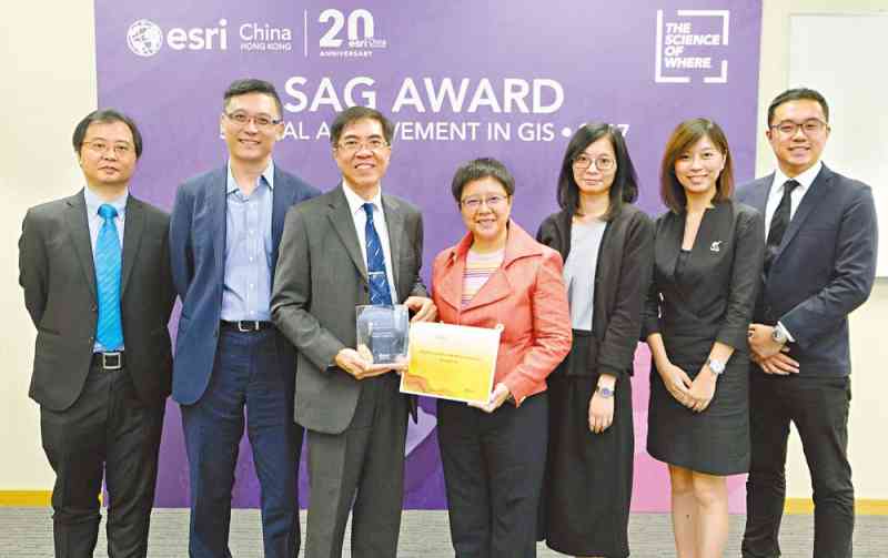 Mr Fong (third left) receives the SAG Award from Dr Tang (centre)