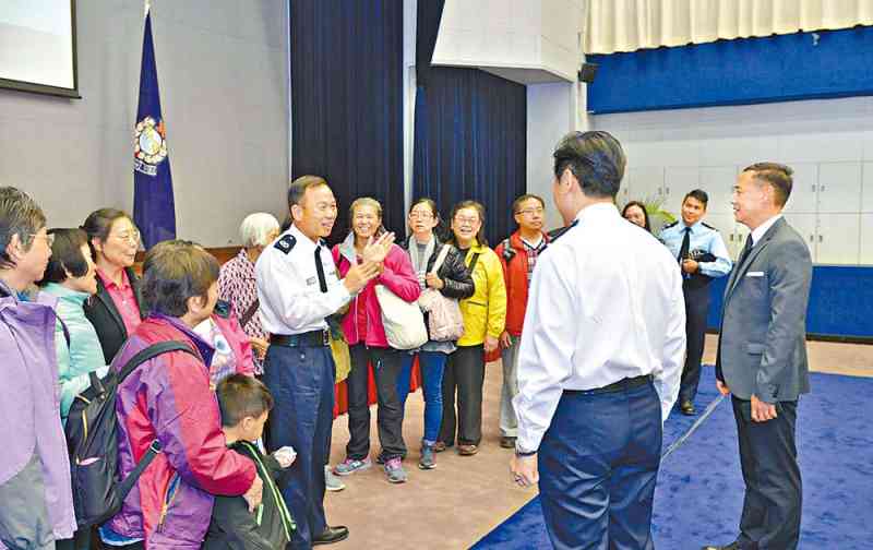 郭浩辉及总区人员透过「参与日」与社区人士交流。