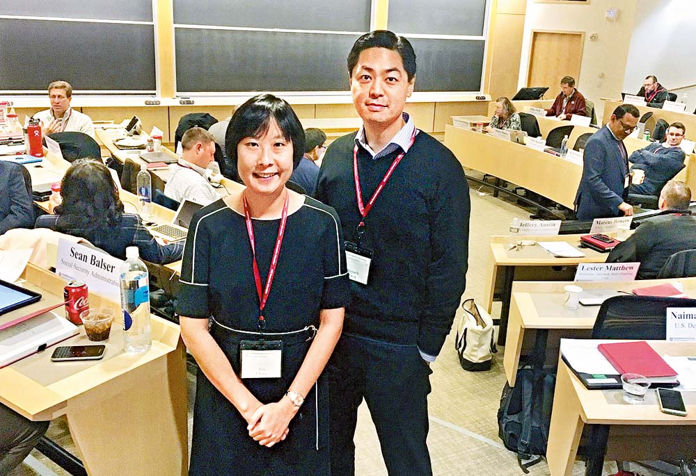 钟咏敏（左）及郭嘉铨在美国哈佛大学与不同国家的学员交流行政领导经验。