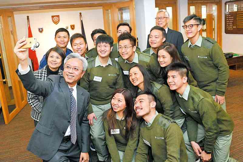 罗智光及刘赐蕙与一众年轻政务主任自拍。