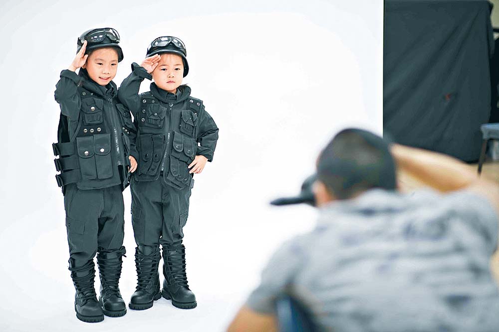 小朋友穿上迷你警察制服拍照。