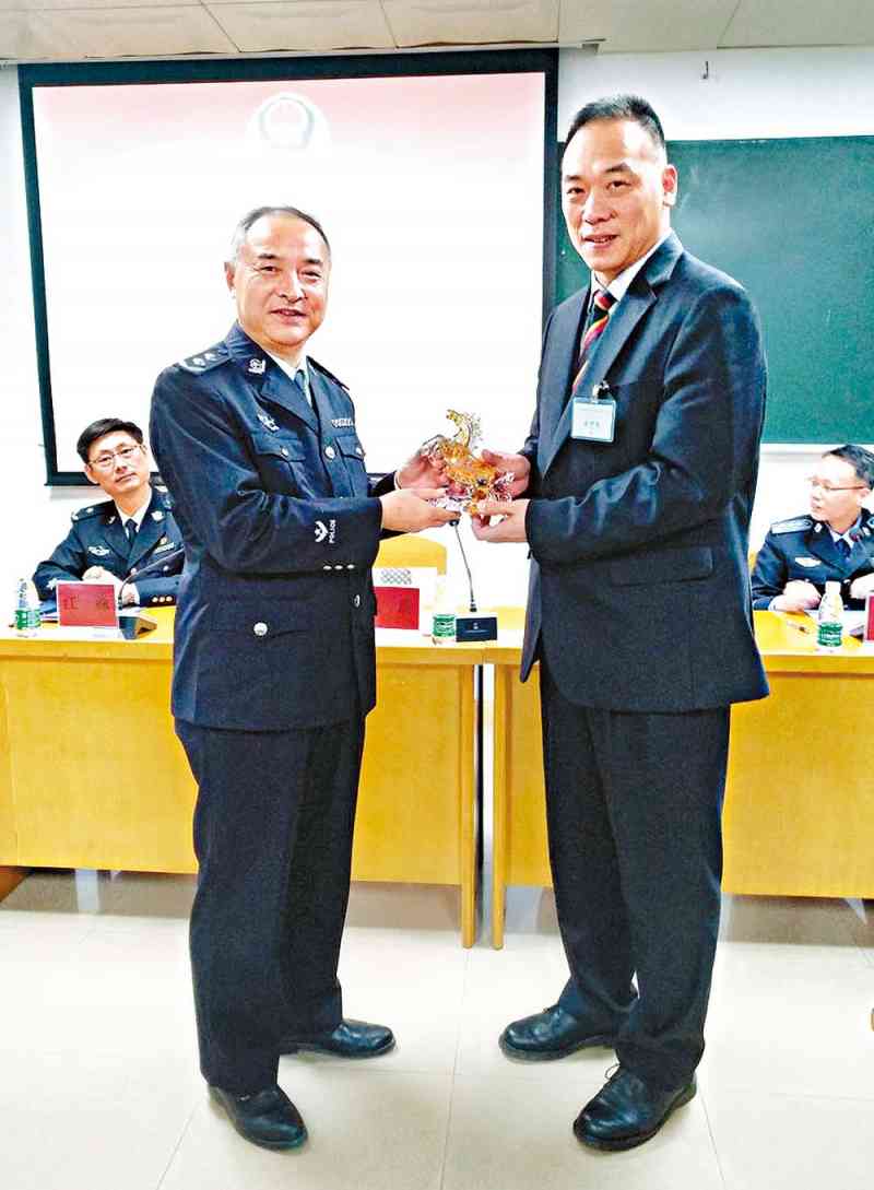 陈少鸣（右）致送纪念品予广东警官学院代表。