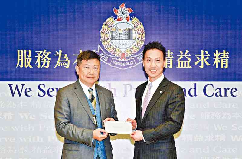 杨祖赐（左）颁发晋升函件予李思平。