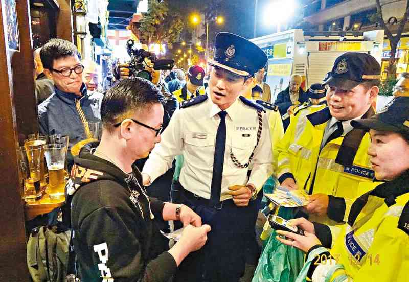 吴乐俊与一众人员向市民派发传单，提醒市民切勿酒后或药后驾驶。