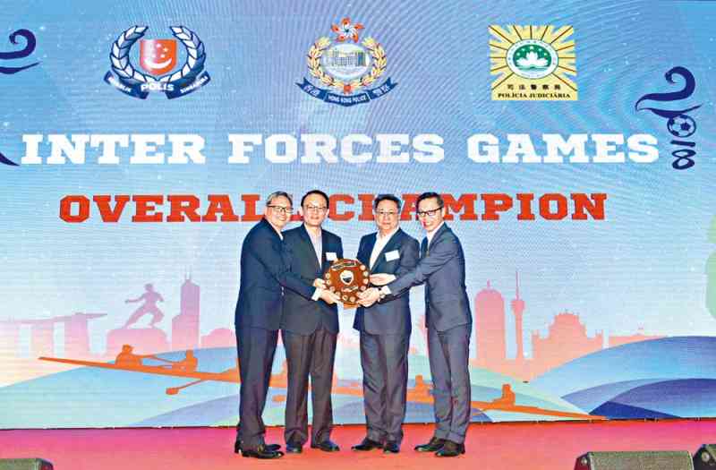 (From left) Cheuk Hau-yip receives, on behalf of HKPF, the overall champion trophy from Hoong Wee-teck, Lo Wai-chung and Sit Chong-meng