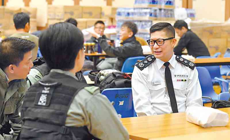 Commissioner Tang Ping-keung visits frontline officers to show his support