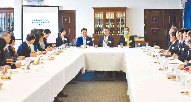 副處長（行動）蕭澤頤主持會議，與十八區校長會的主席及代表交流。