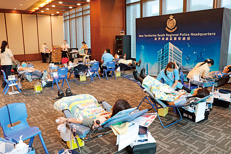 新界南总区联同香港红十字会输血服务中心举行捐血日。