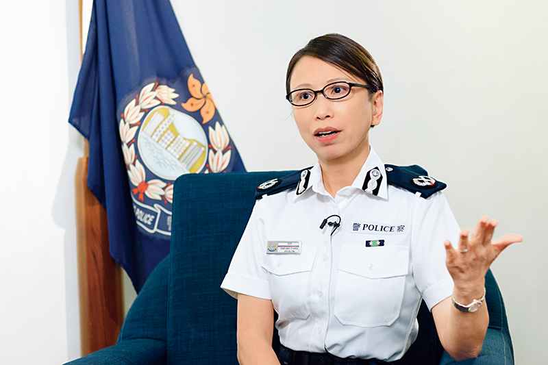 香港警察学院院长张静指出，基础训练课程让新入职人员掌握专业警务知识，让他们能够在投身前线工作前作出充分准备。