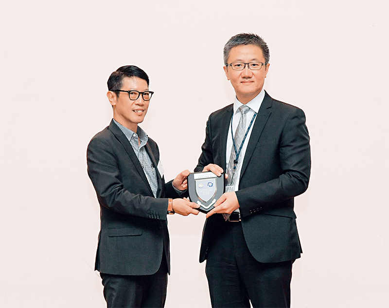 Deputy Commissioner (Operations) Siu Chak-yee (right) presents a souvenir to Convenor of Security Committee of the Hong Kong Hotels Association Mr Chris Lai (left).