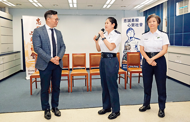 Deputy Commander of Eastern District Yau Sin-man (centre) and Commander of Chai Wan Division Chiang Shui-ching (first right) exchange views with DAB Vice-chairperson 
Mr Cheung Kwok-kwan (first left).