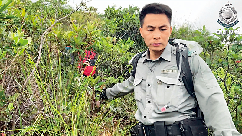 An officer of the Rural Patrol Unit is carrying out a rescue mission.