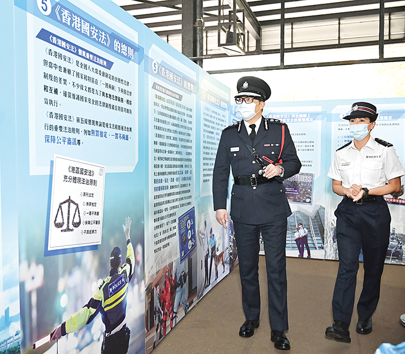 處長鄧炳強（左）參觀國家安全教育展覽。
