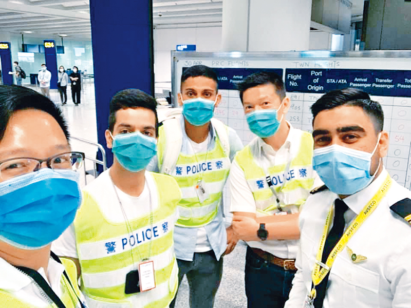 疫情爆發後，范業成（中）曾被派到機場向印巴籍入境旅客講解檢疫規定和提供協助。