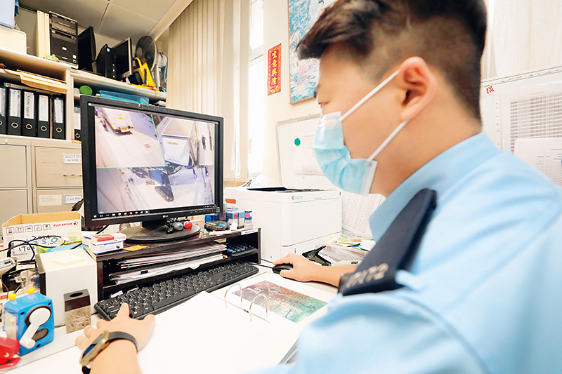 中區警區軍裝巡邏小隊第一隊警員徐浩賢翻查閉路電視。